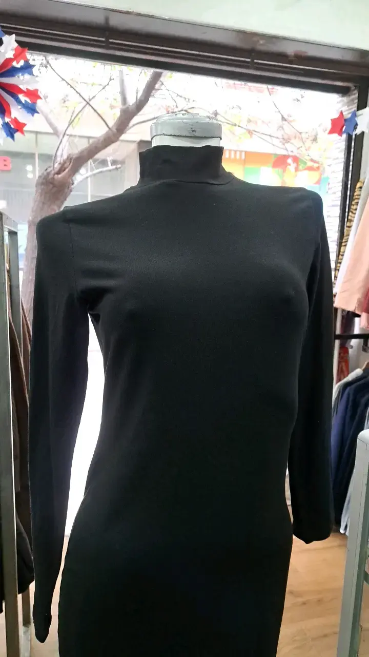 Vestido negro con flecos y cuello alto - 3