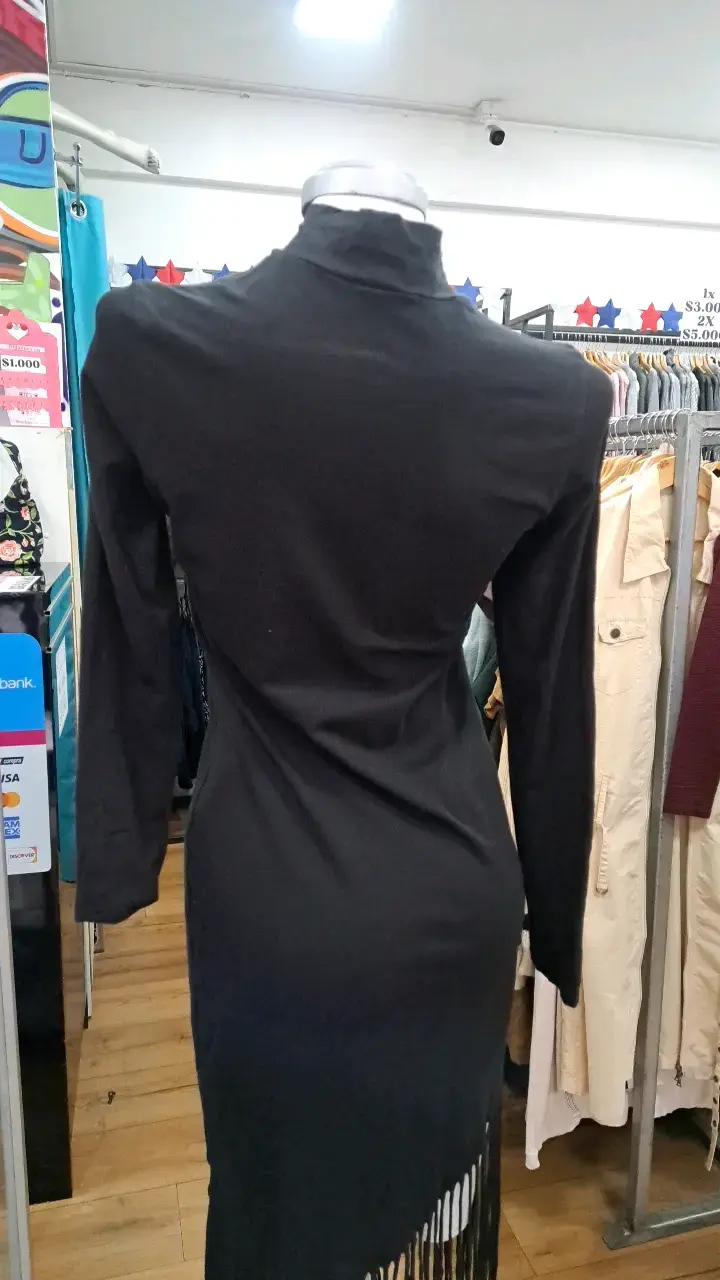 Vestido negro con flecos y cuello alto - 4