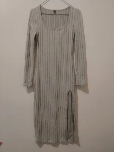 Vestido largo de punto gris con abertura lateral - miniatura 1