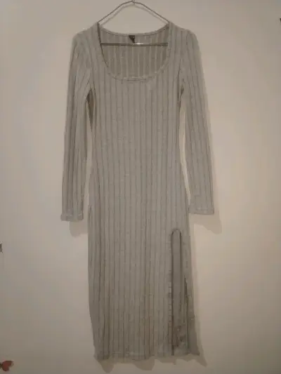 Vestido largo de punto gris con abertura lateral - miniatura 2