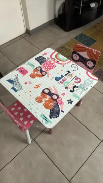 Mesa y silla infantil con diseño de superhéroes - miniatura 1