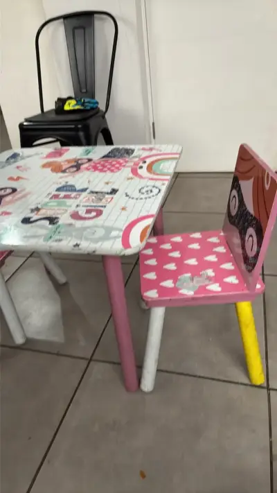 Mesa y silla infantil con diseño de superhéroes - miniatura 2