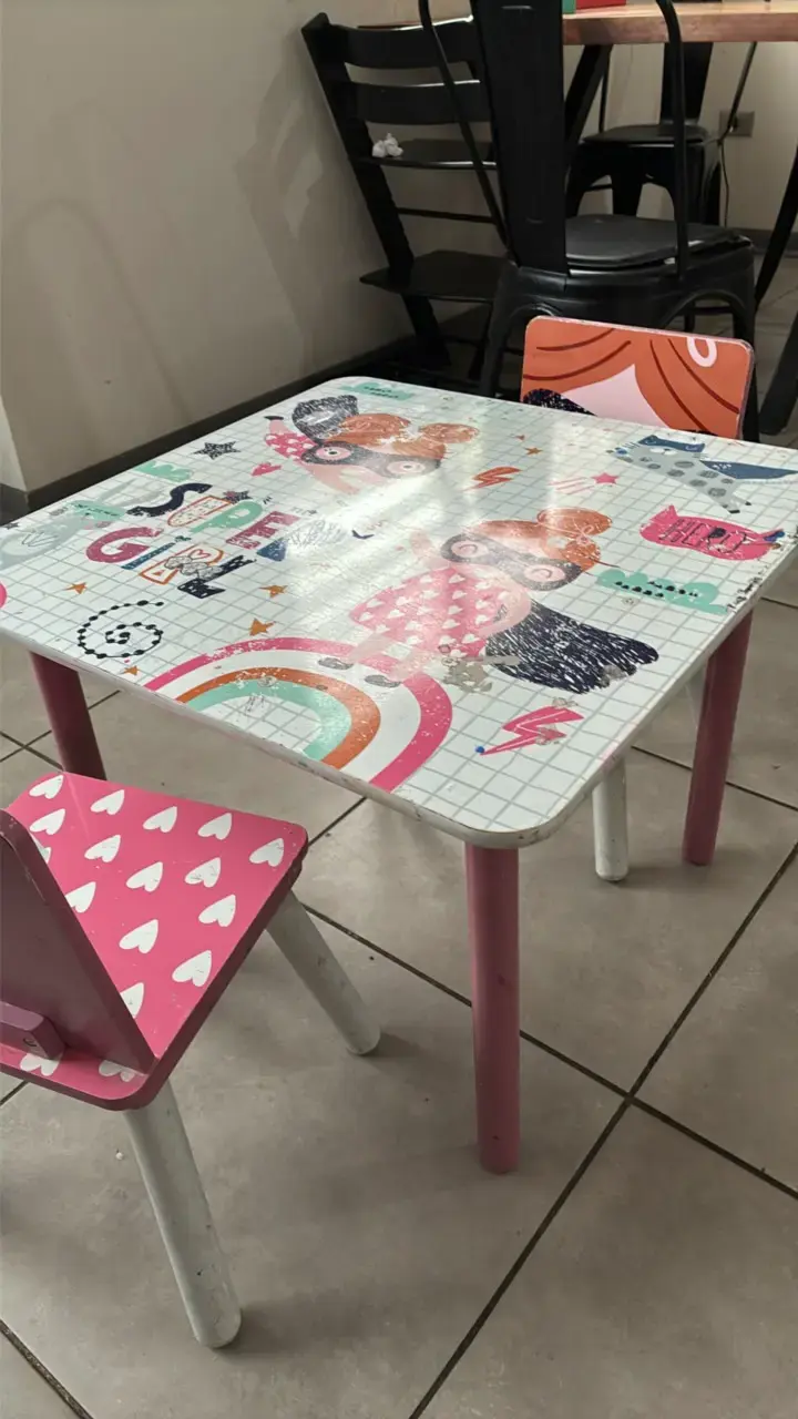 Mesa y silla infantil con diseño de superhéroes - 3