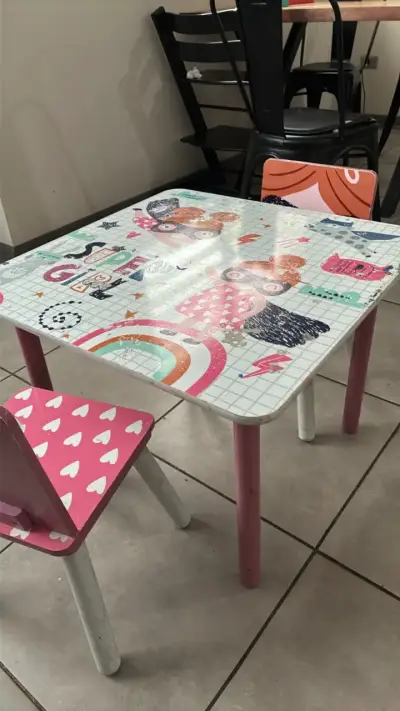 Mesa y silla infantil con diseño de superhéroes - miniatura 3