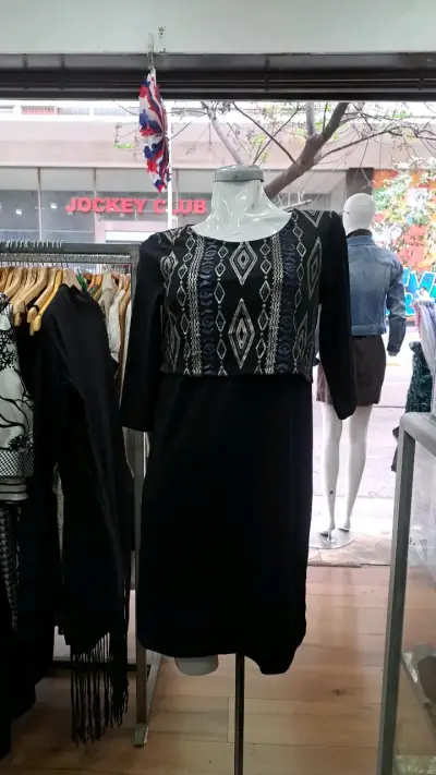 Vestido negro con diseño geométrico - miniatura 1