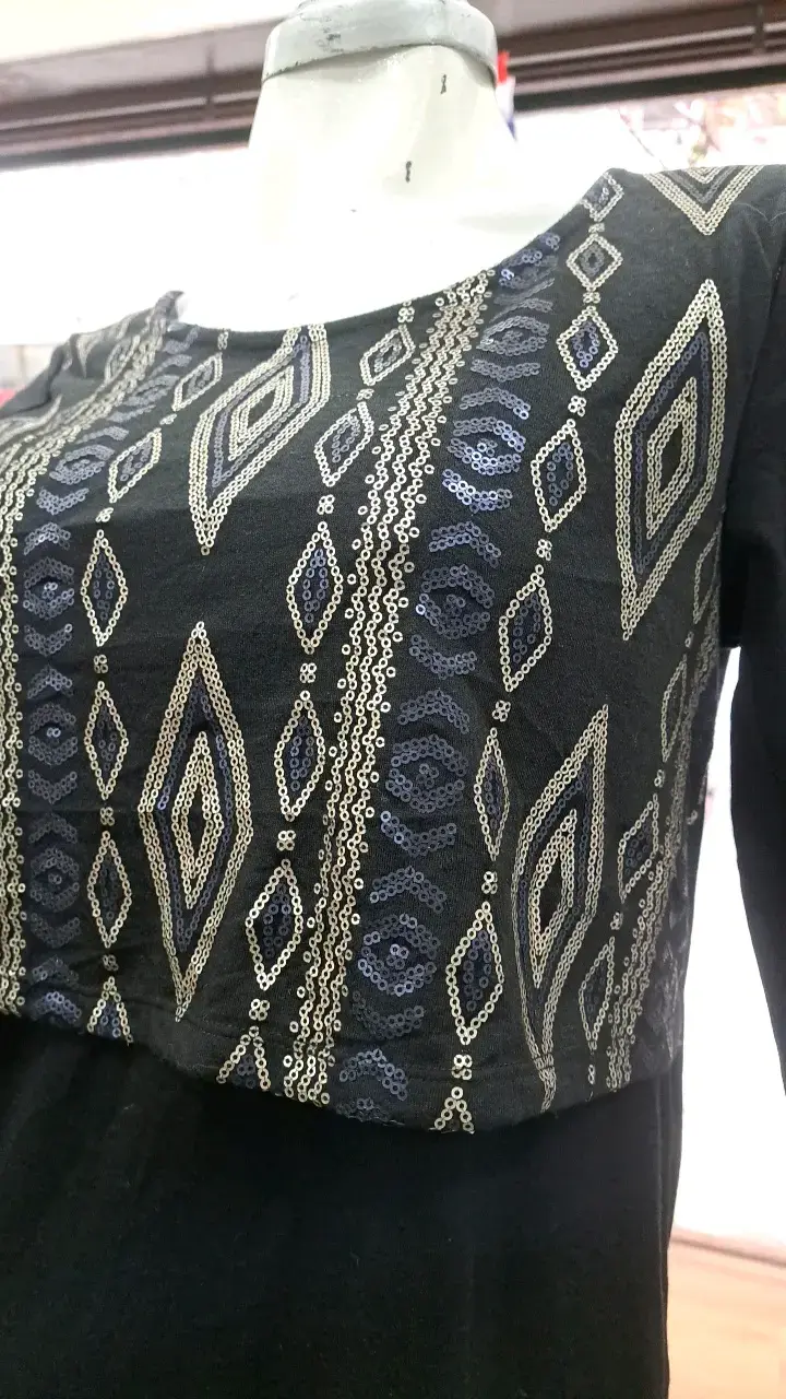 Vestido negro con diseño geométrico - 2