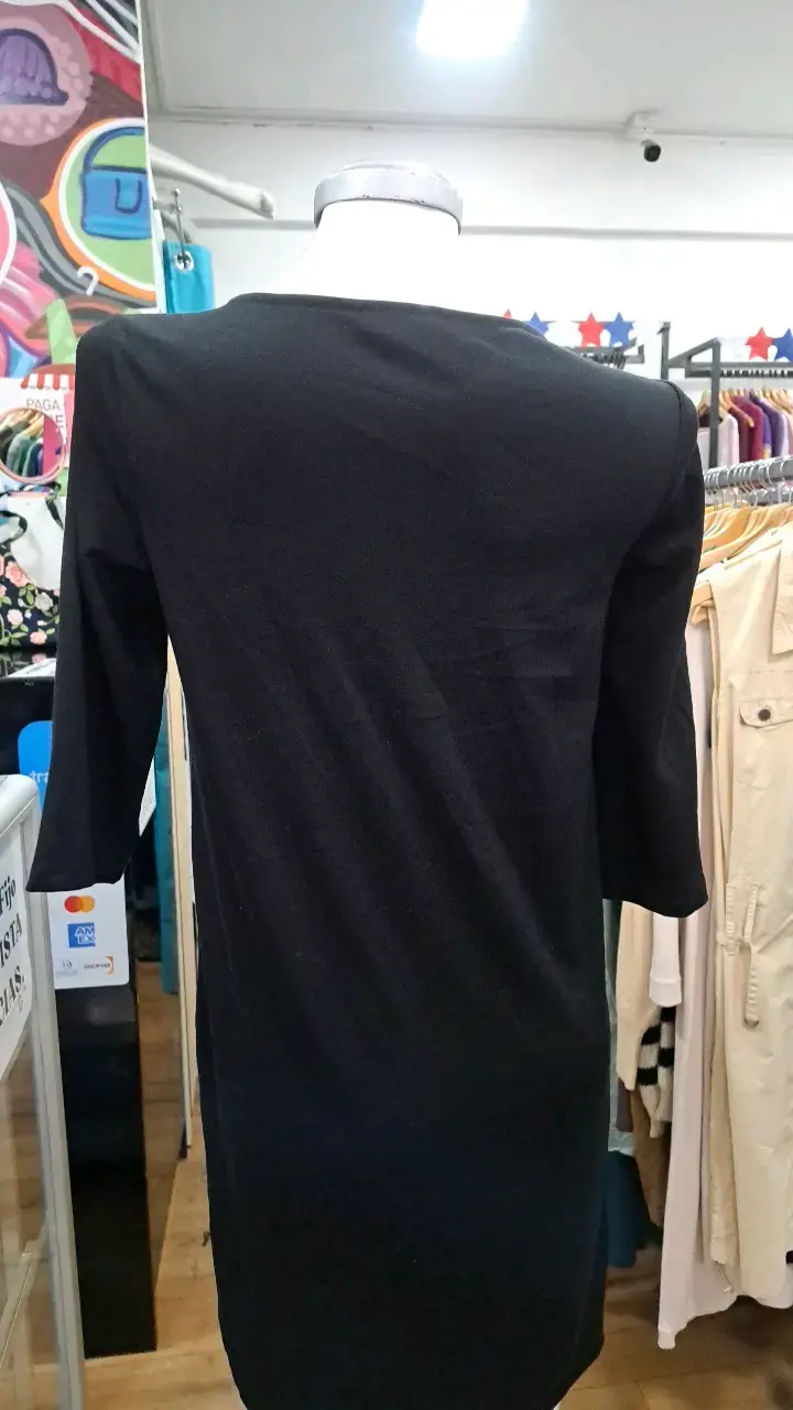 Vestido negro con diseño geométrico - 3