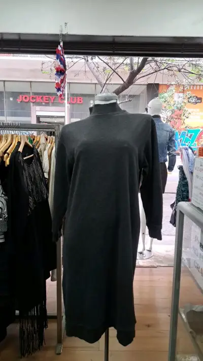 Vestido de punto gris oscuro con cuello alto - miniatura 1