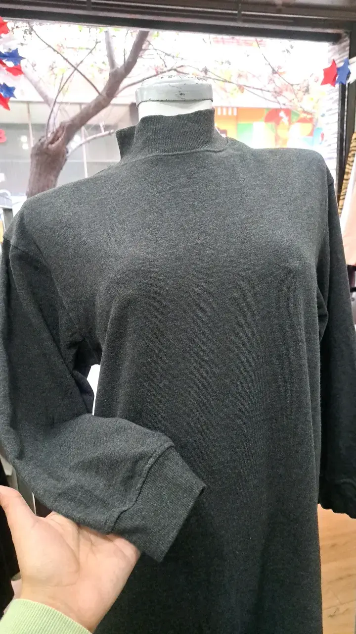 Vestido de punto gris oscuro con cuello alto - 2