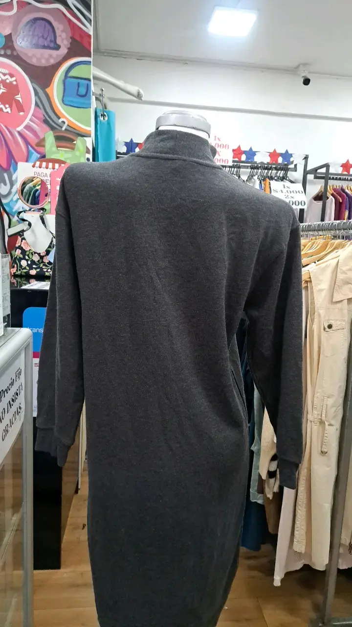 Vestido de punto gris oscuro con cuello alto - 3