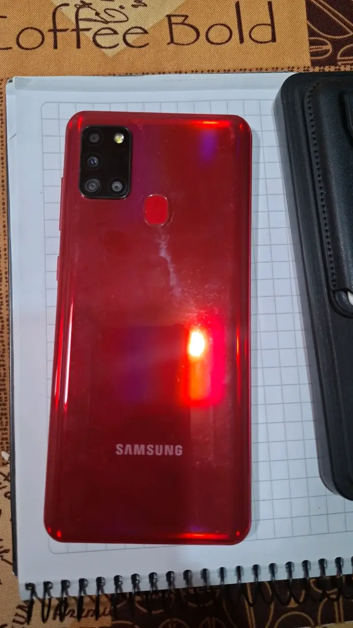 Samsung Galaxy A21s rojo con fundas - 3