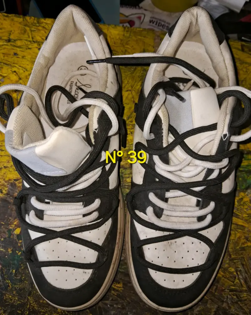 Zapatillas deportivas blancas y negras talla 39