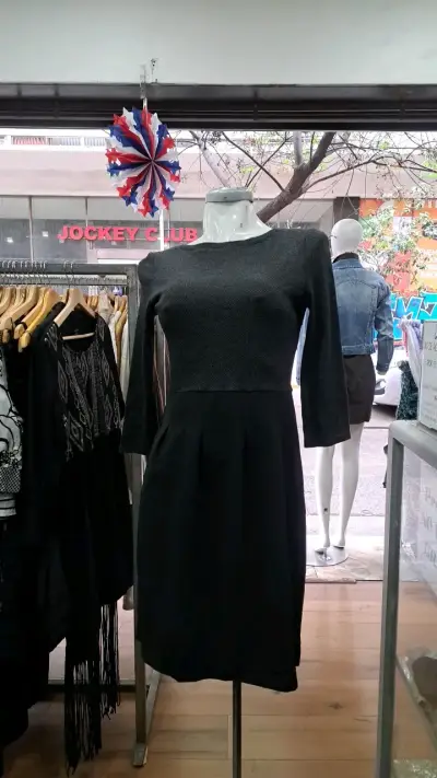 Vestido negro elegante para mujer - miniatura 1