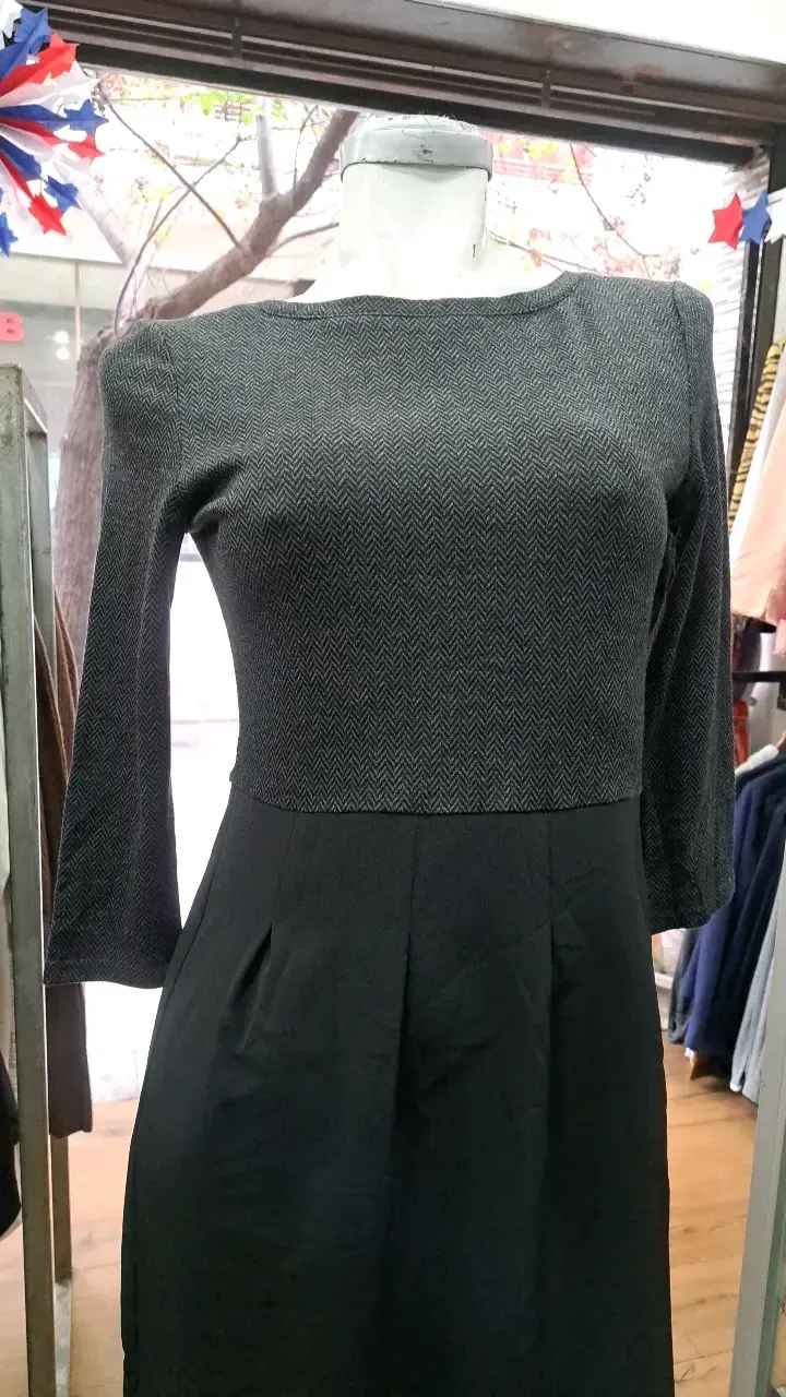 Vestido negro elegante para mujer - 2