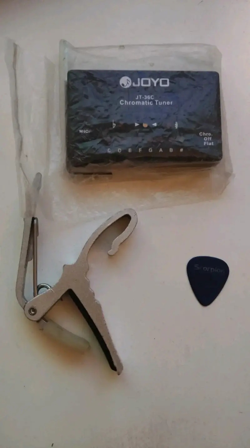 Guitarra electroacústica Freeman con accesorios - 2