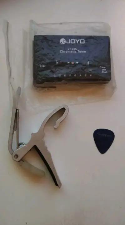 Guitarra electroacústica Freeman  con accesorios - miniatura 2