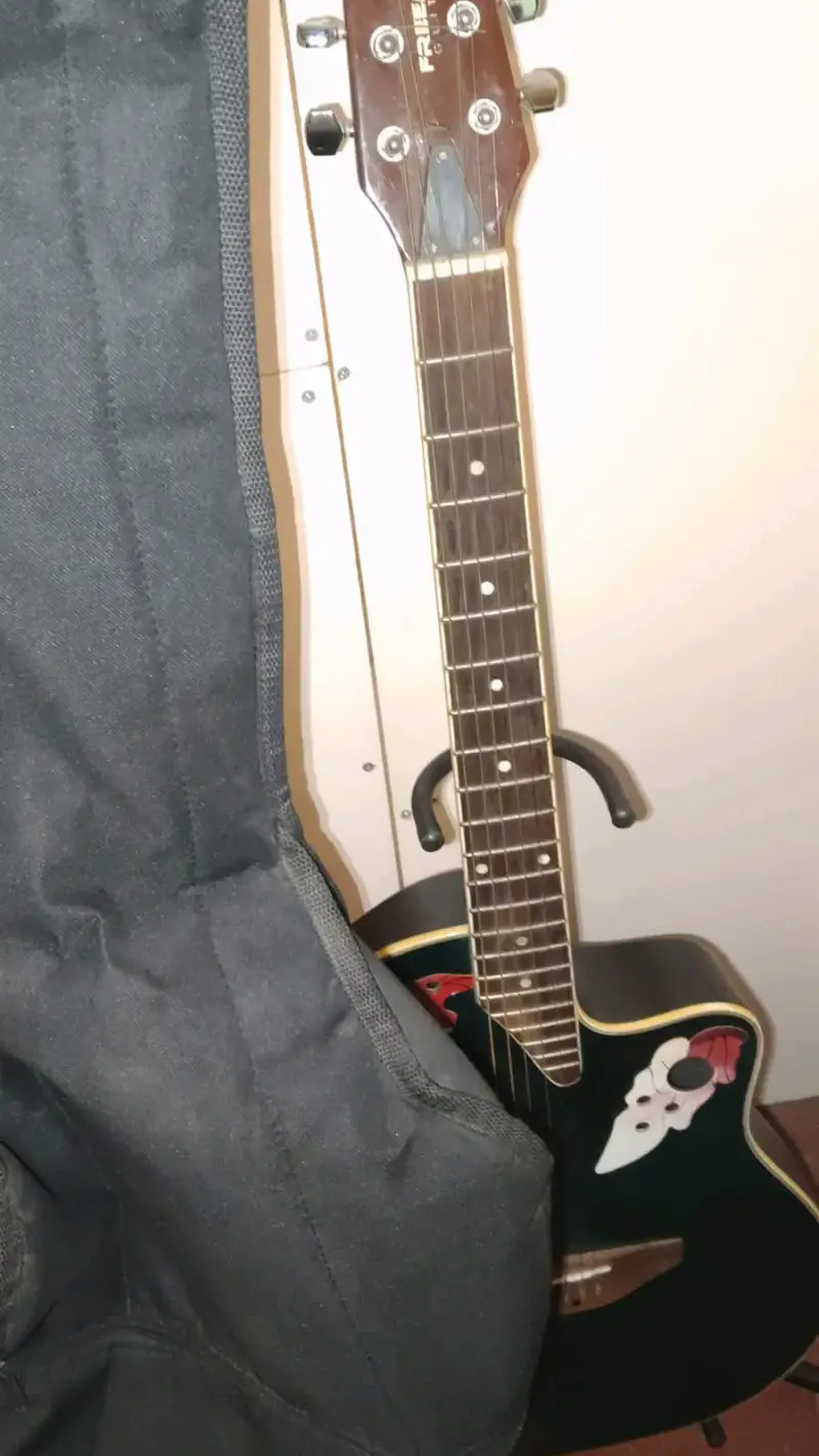 Guitarra electroacústica Freeman con accesorios - 3
