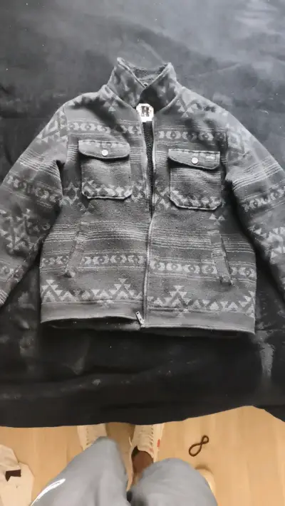 Chaqueta de lana gris con diseño tribal - miniatura 1