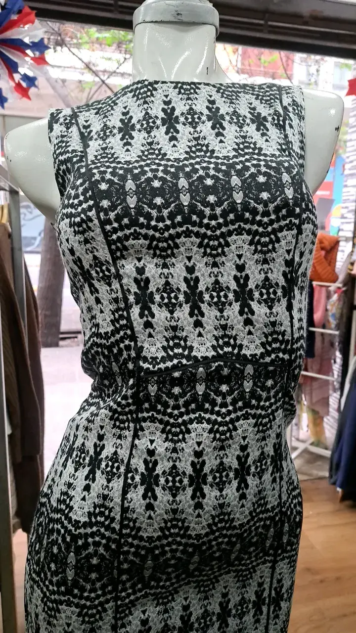 Vestido ajustado estampado blanco y negro - 2