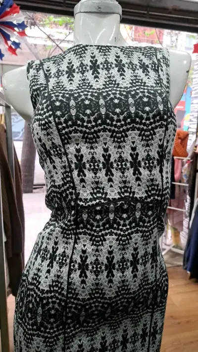 Vestido ajustado estampado blanco y negro - miniatura 2