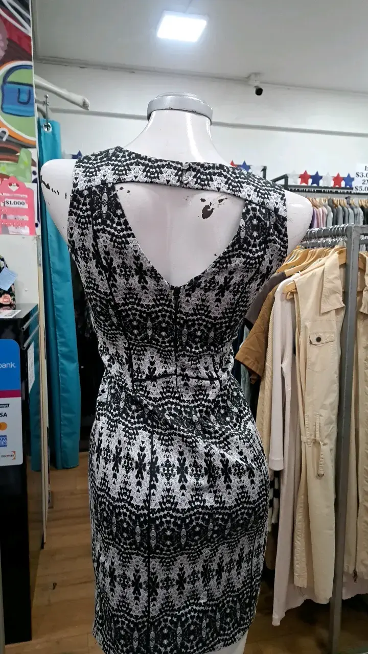 Vestido ajustado estampado blanco y negro - 3