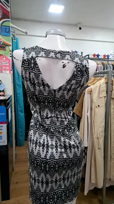 Vestido ajustado estampado blanco y negro - miniatura 3