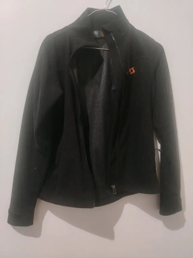 Chaqueta polar negra para mujer