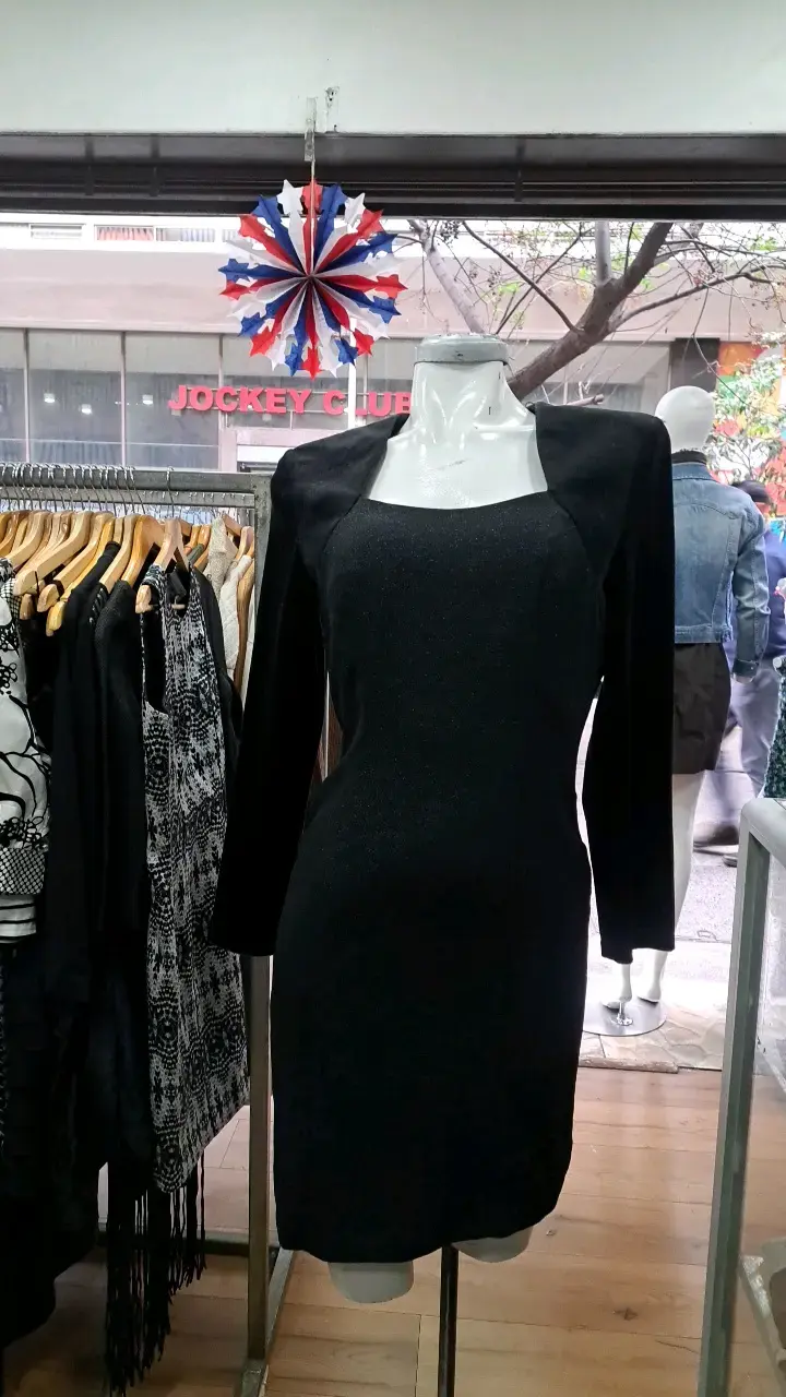 Vestido negro elegante de manga larga - 1