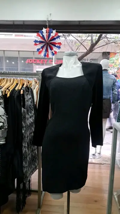 Vestido negro elegante de manga larga - miniatura 1
