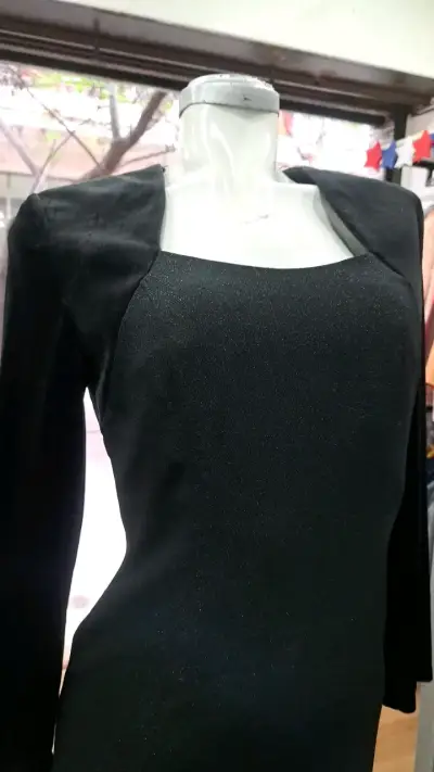 Vestido negro elegante de manga larga - miniatura 2