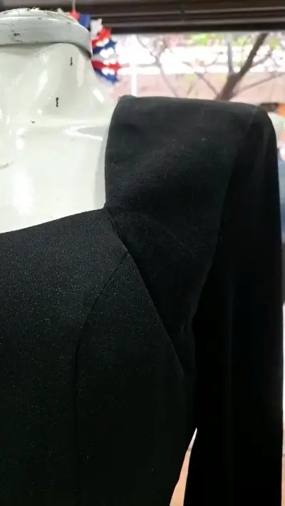 Vestido negro elegante de manga larga - miniatura 3