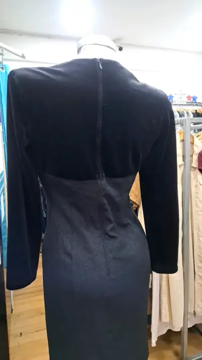 Vestido negro elegante de manga larga - miniatura 4