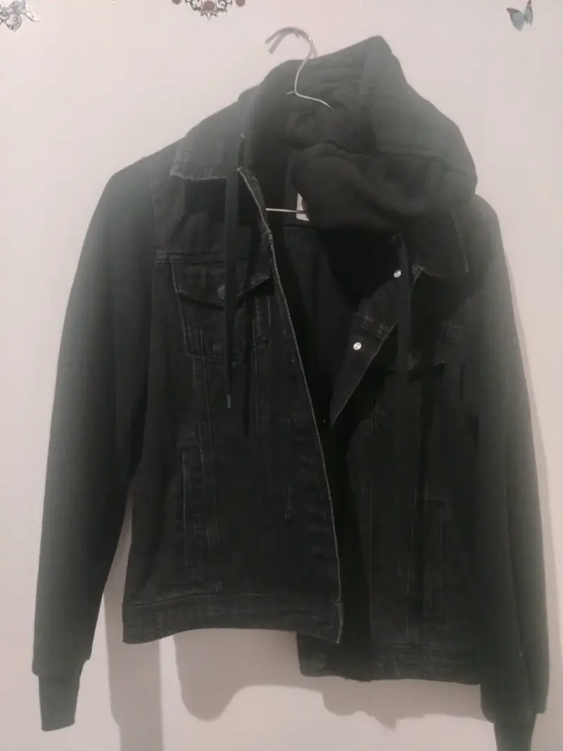 Chaqueta de mezclilla negra con capucha