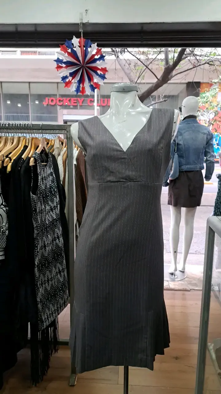 Vestido gris de rayas elegante - 1