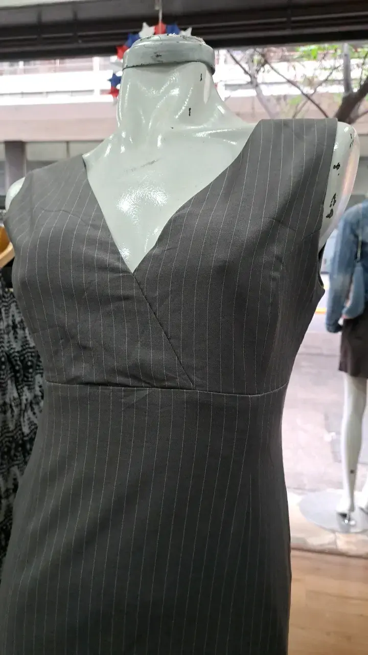 Vestido gris de rayas elegante - 2