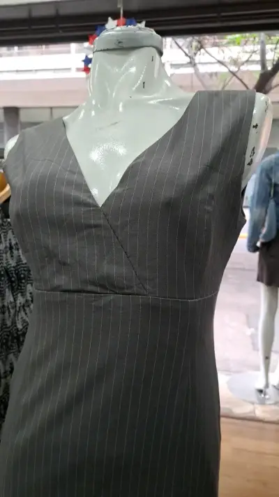 Vestido gris de rayas elegante - miniatura 2