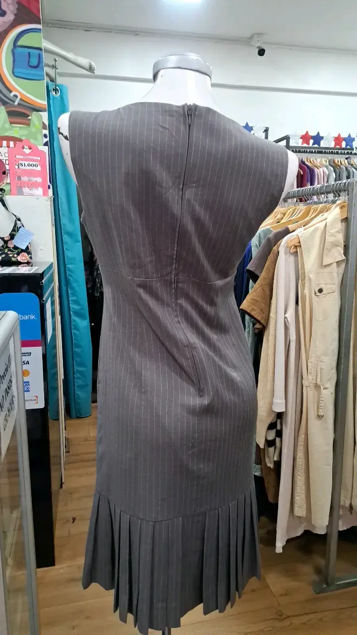 Vestido gris de rayas elegante - 4
