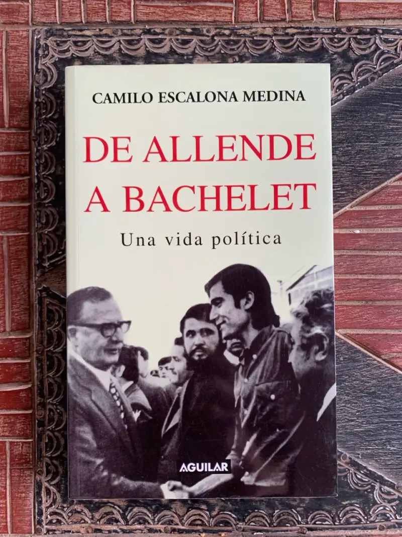 Libro 'De Allende a Bachelet' de Camilo Escalona - 1