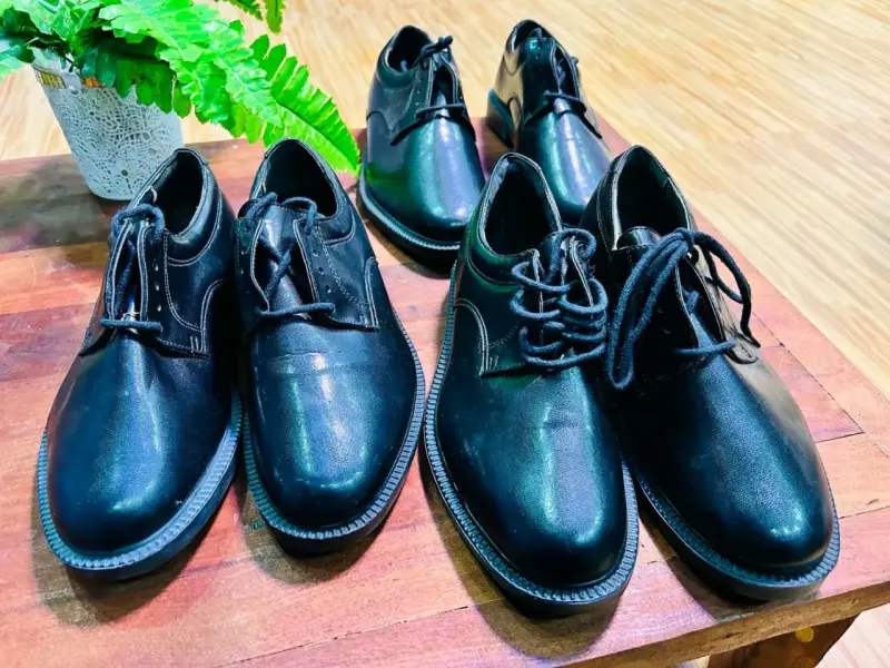 Zapatos formales de cuero negro para hombre - 1