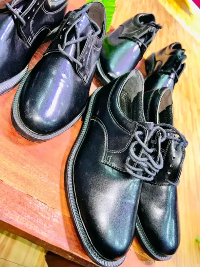 Zapatos formales de cuero negro para hombre - miniatura 3