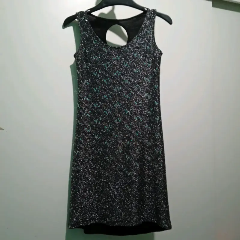 Vestido corto negro con brillo y diseño moderno - 1