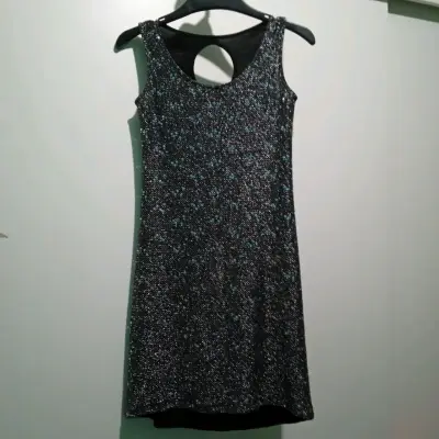 Vestido corto negro con brillo y diseño moderno - miniatura 1