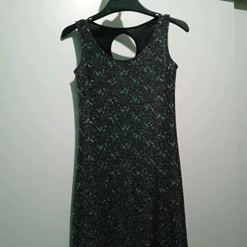 Vestido corto negro con brillo y diseño moderno - 2