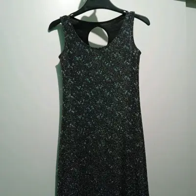 Vestido corto negro con brillo y diseño moderno - miniatura 2