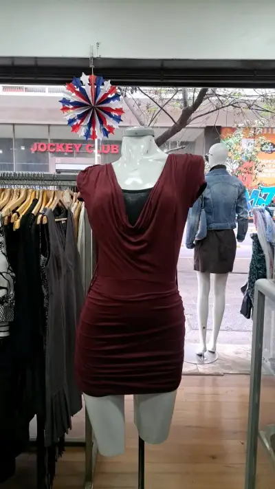 Vestido burdeos ajustado con escote drapeado - miniatura 1