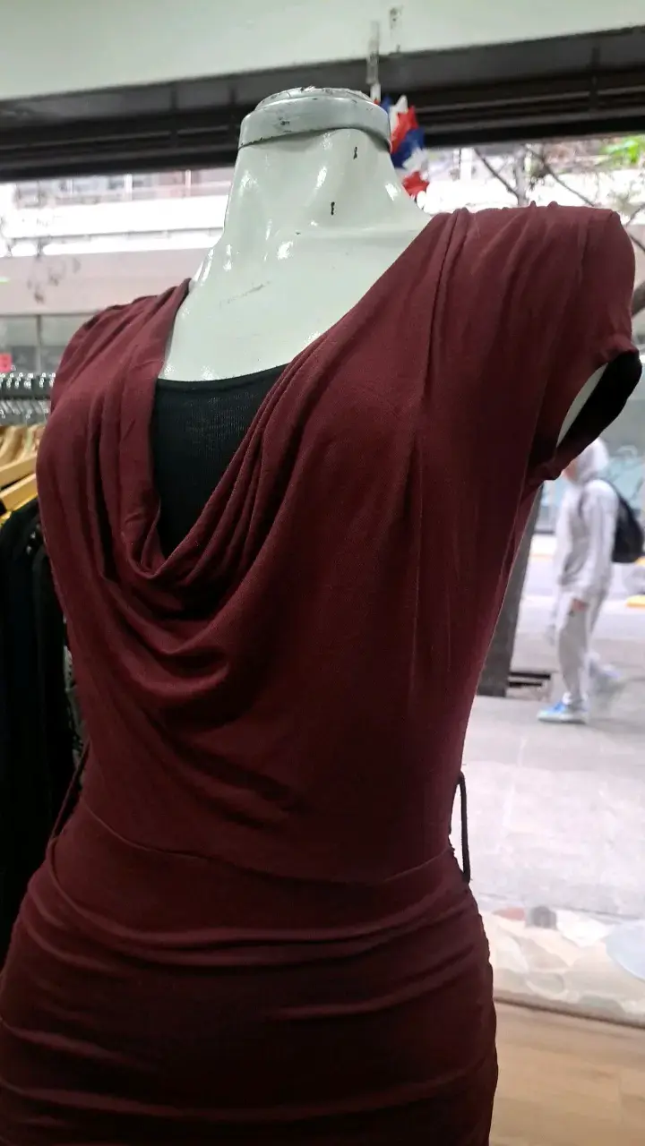 Vestido burdeos ajustado con escote drapeado - 2