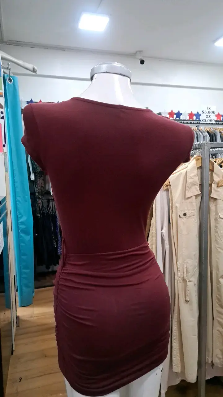 Vestido burdeos ajustado con escote drapeado - 4