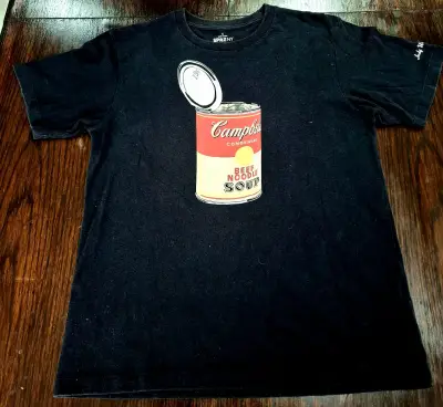 Polera negra Uniqlo x Andy Warhol con diseño de sopa Campbell - miniatura 1