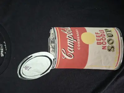 Polera negra Uniqlo x Andy Warhol con diseño de sopa Campbell - miniatura 3