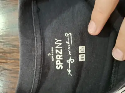 Polera negra Uniqlo x Andy Warhol con diseño de sopa Campbell - miniatura 4